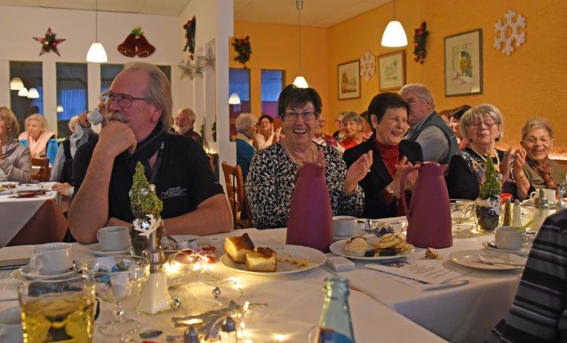 Gut gelaunt ging es im festlich dekorierten Saal bei „Meo“ bei der Weihnachtsfeier durch den Nachmittag.