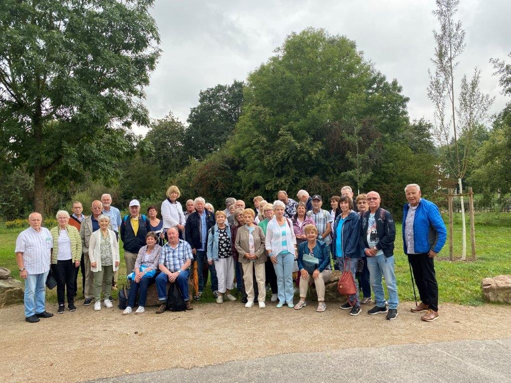  Nach der vormittäglichen Politik entspannen sich die Mitglieder der Senioren-Union der CDU Darmstadt-Dieburg auf der Landesgartenschau.