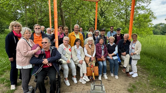 Wissbegierige Senioreninnen und Senioren im Offenbacher Wetterpark