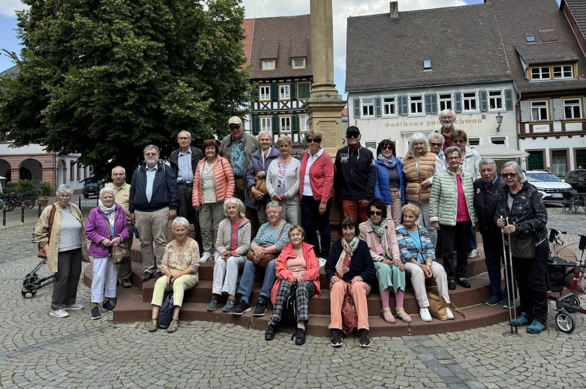 Die Reisegruppe der Senioren-Union der CDU Gro-Zimmern vor dem Marktplatzbrunnen von Ladenburg.