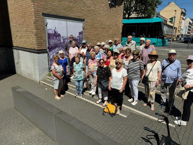 Die Gruppe wartet vor dem jd.Museum auf die Fhrung