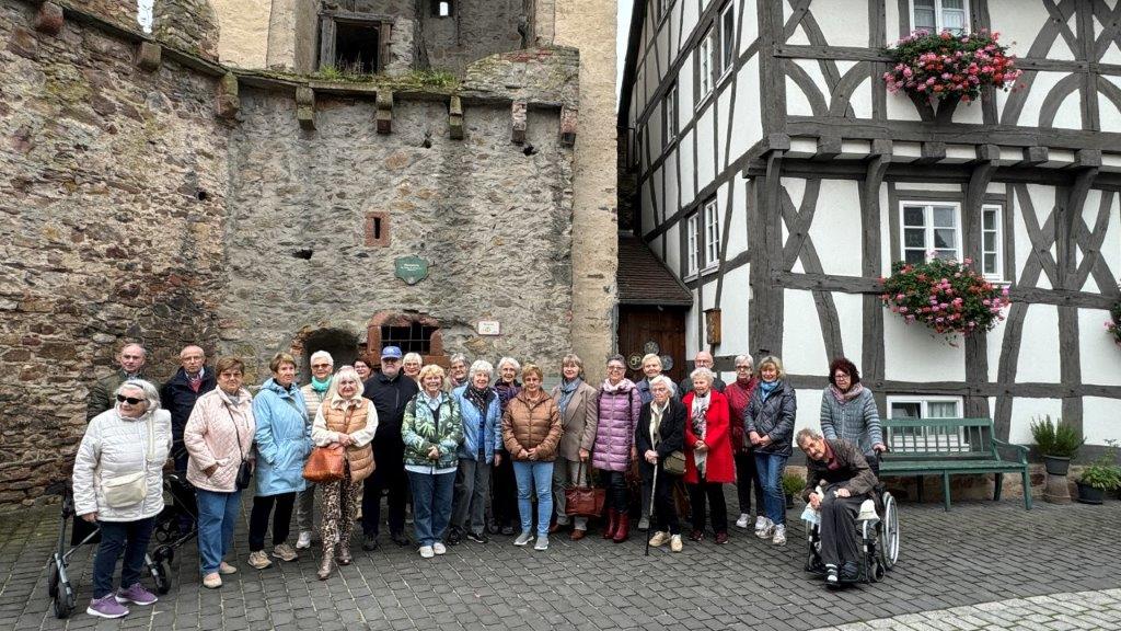 Die Gruppe der Senioren-Union der CDU vor dem Hexenturm in Babenhausen.