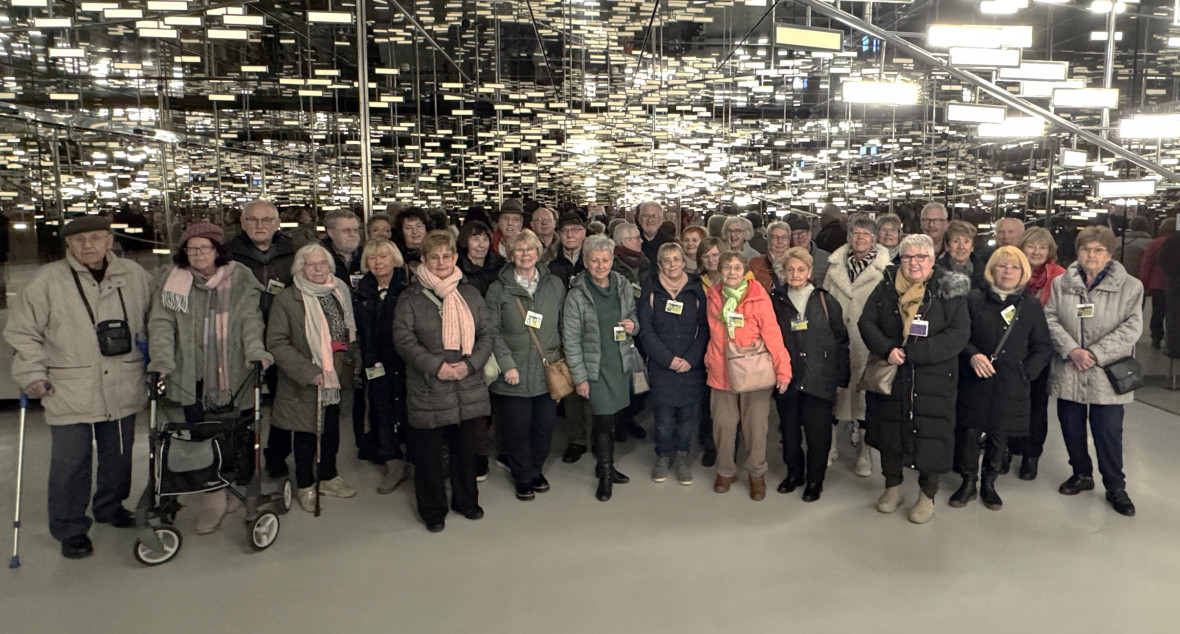 Die Teilnehmer der Besichtigungstour von Merck Darmstadt im Spiegelsaal des Empfangsgebudes. Foto: Marion Thrme