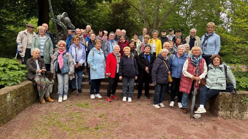 Auf dem Weg vom Technik Museum zum Dom stellen sich die Teilnehmer zum Gruppenfoto auf. (Foto: Peter Waldmann)