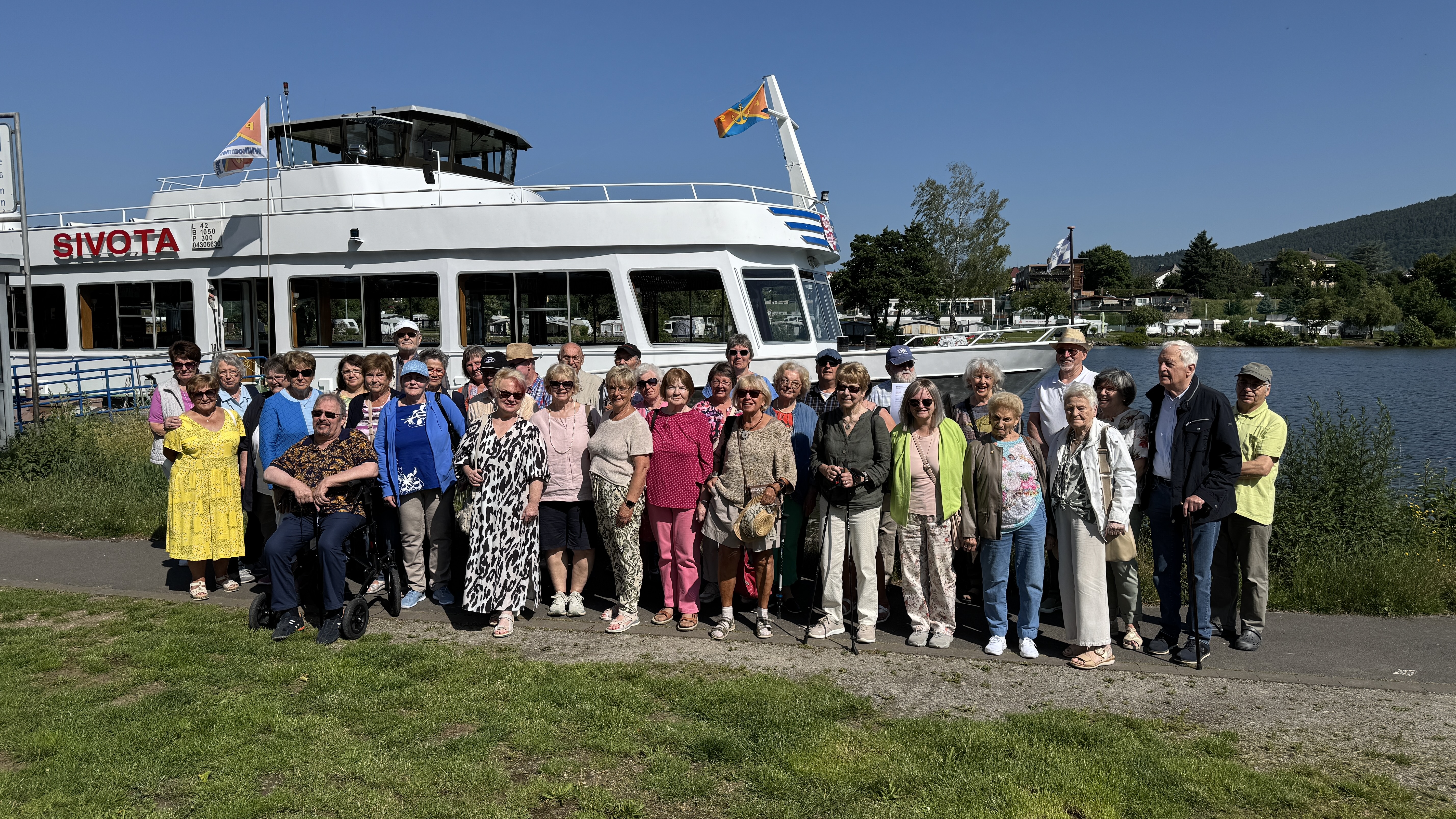 Die Ausflgler der Senioren-Union der CDU Gro-Zimmern stellen sich vor der Schifffahrt dem Fotografen. Foto: Marion Thrmer.