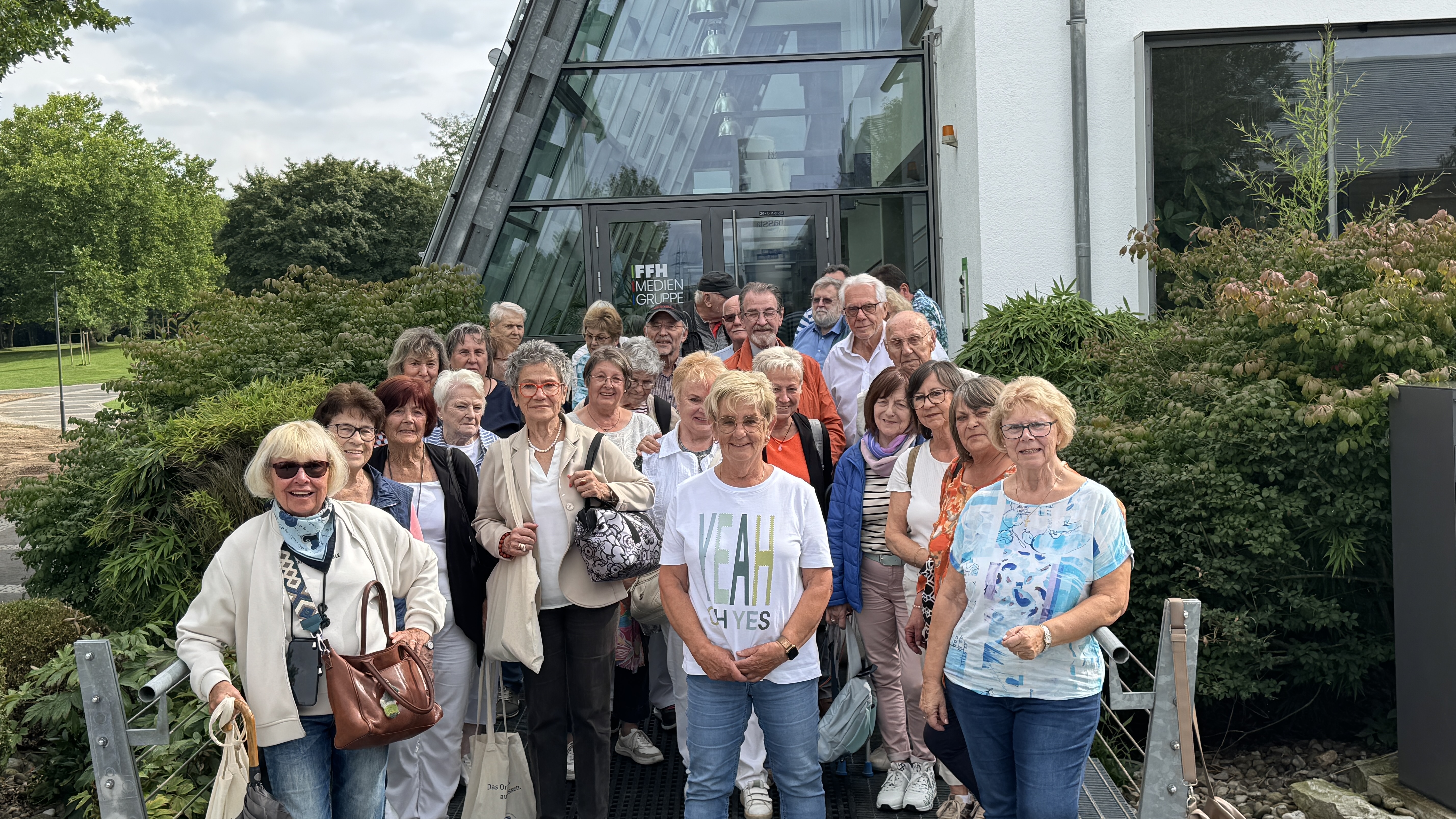 Die Ausflgler fr dem FFH-Funkhaus. In der Mitte im weien T-Shirt die Vorsitzende der Senioren-Union der CDU Gro-Zimmern Marion Thrmer. 