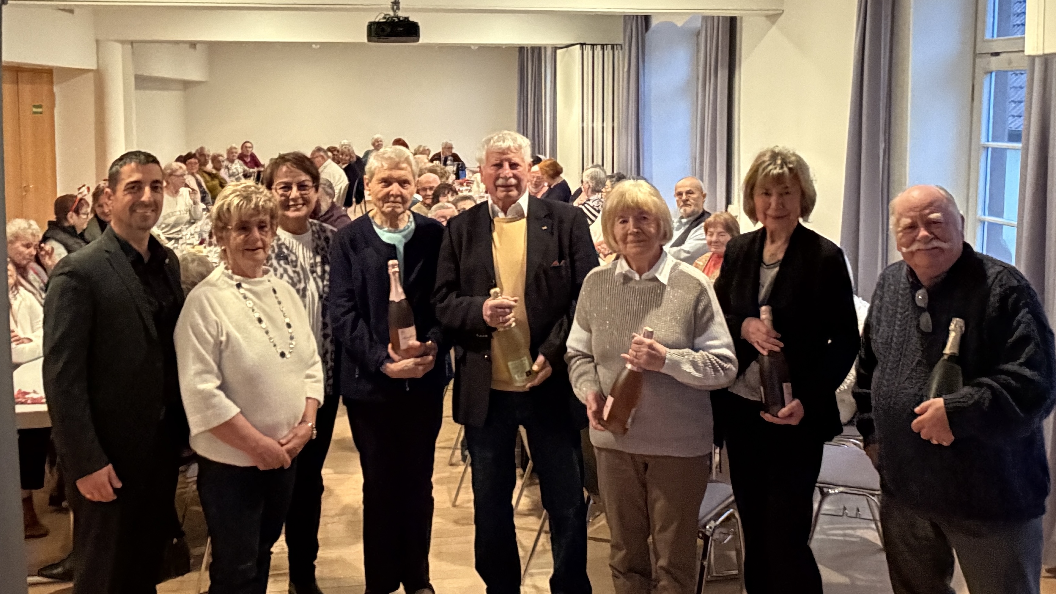 Die anwesenden Jubilare vor dem vollbesetzten Saal. Von links: B�rgermeister Mark Pullmann, Marion Th�rmer, Patricia Lips (MdB), Barbara M�ller, Horst und Hilde Vollrath,Inge Caspers und Charles Ross of Biggar. Foto: Marion Th�rmer