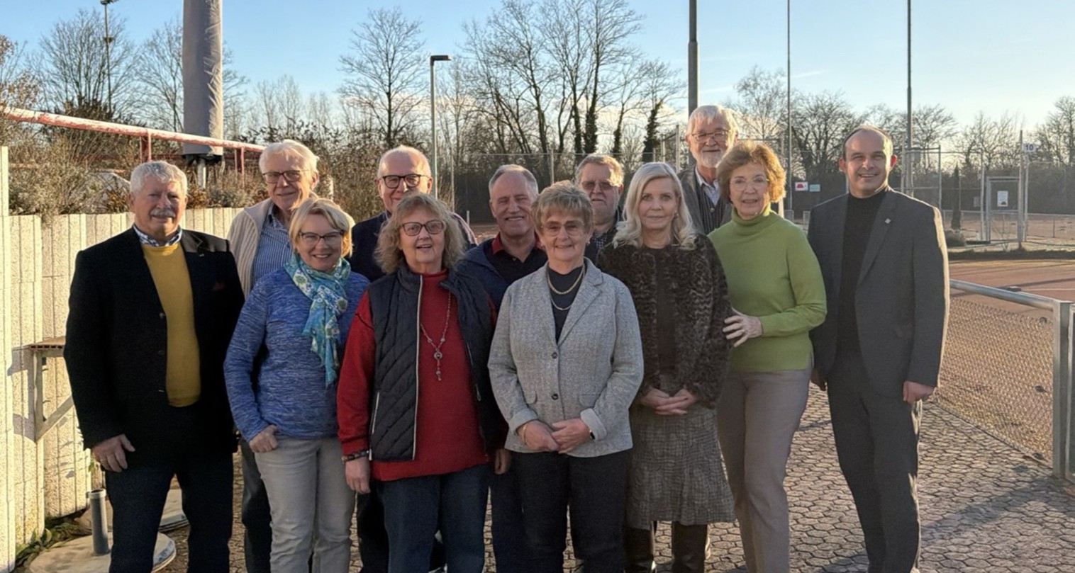 Der neu gew�hlte Vorstand stellt sich nach seiner Wahl zum Gruppenfoto.