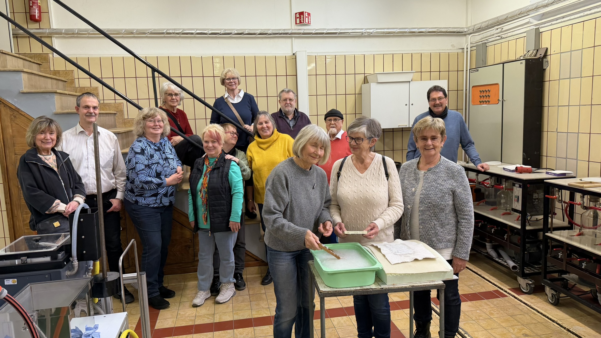 Interessierte Senioren im Papierlabor der TU Darmstadt. Vorne rechts die Vorsitzende Marion Th�rmer, daneben die beiden
Papiermacherinnen Karin-Jutta Sander und Maria Adamek. Hinten Zweiter von links Laborleiter Dr.-Ing. Joachim Schaffrath