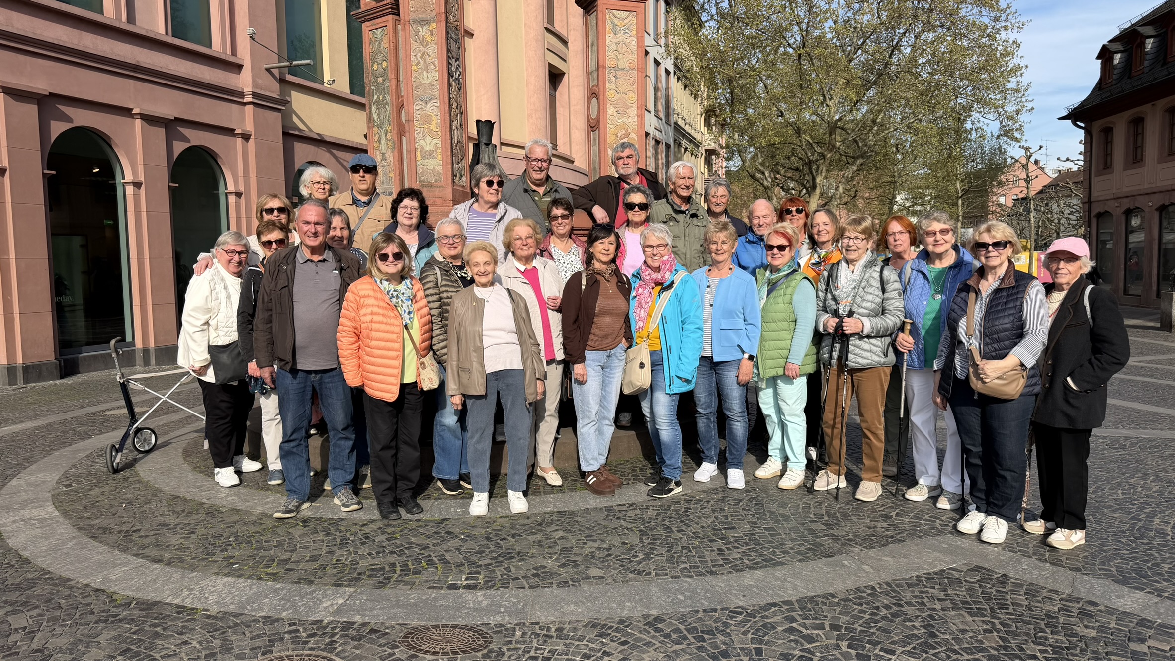Vor einem alten Brunnen zwischen dem Liebfrauen- und dem Marktplatz in Mainz stellen sich die Ausfl�gler zum Gruppenbild. Foto: Peter Waldmann