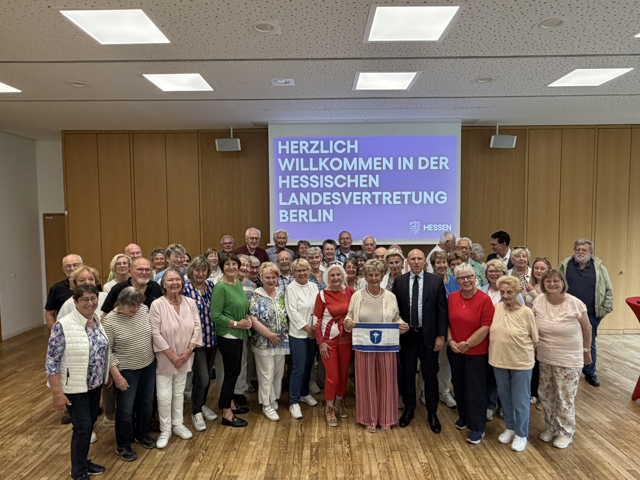 Staatsminister Manfred Pentz und die Vorsitzende der Senioren-Union Marion Th�rmer in mitten der Reisegruppe in der Hessischen Landesvertretung.