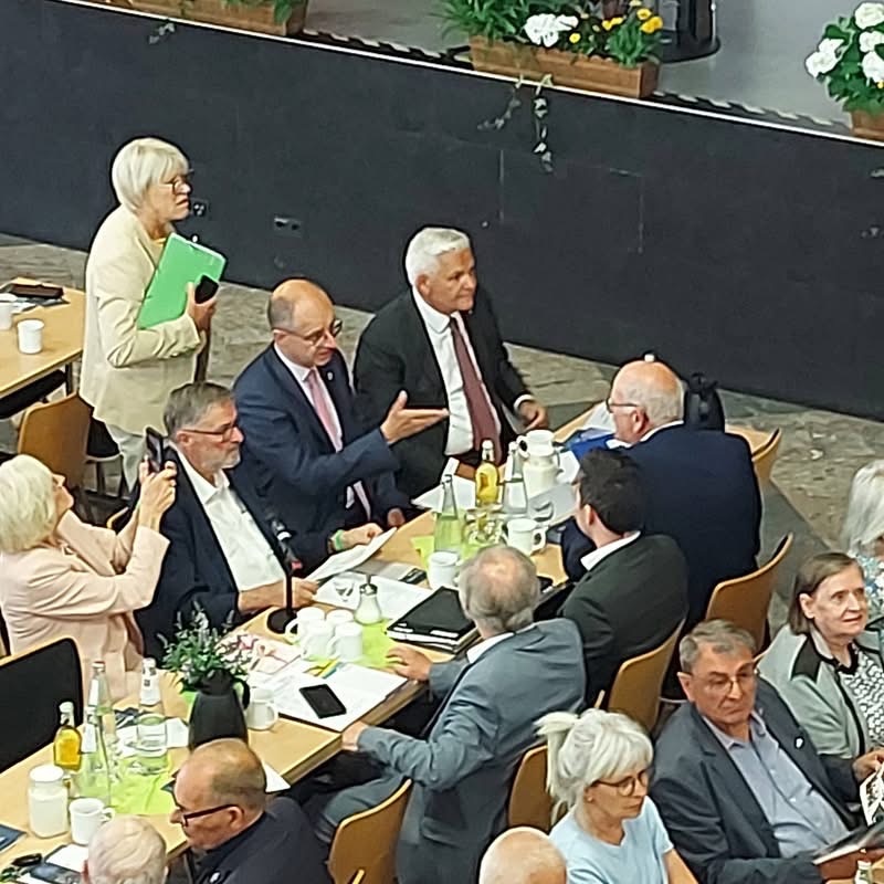 Die Spitze der Senioren-Union beim 40. Geburtstag. Vorne links Bundesvorsitzender Hubert H�ppe. Im gegen�ber der Landesvorsitzende und Gastgeber Kurt Wiegel. Links stehend die Landesgesch�ftsf�hrerin der Senioren-Union Wilma Gatzka.